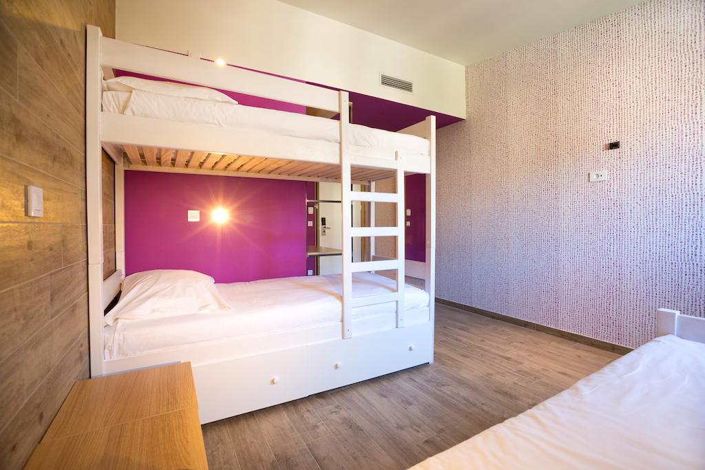 Dreibettzimmer mit Etagenbetten und Gartenblick